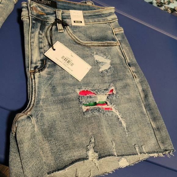 Judy Blue serape patch destroyed shorts - Picture 3 of 5